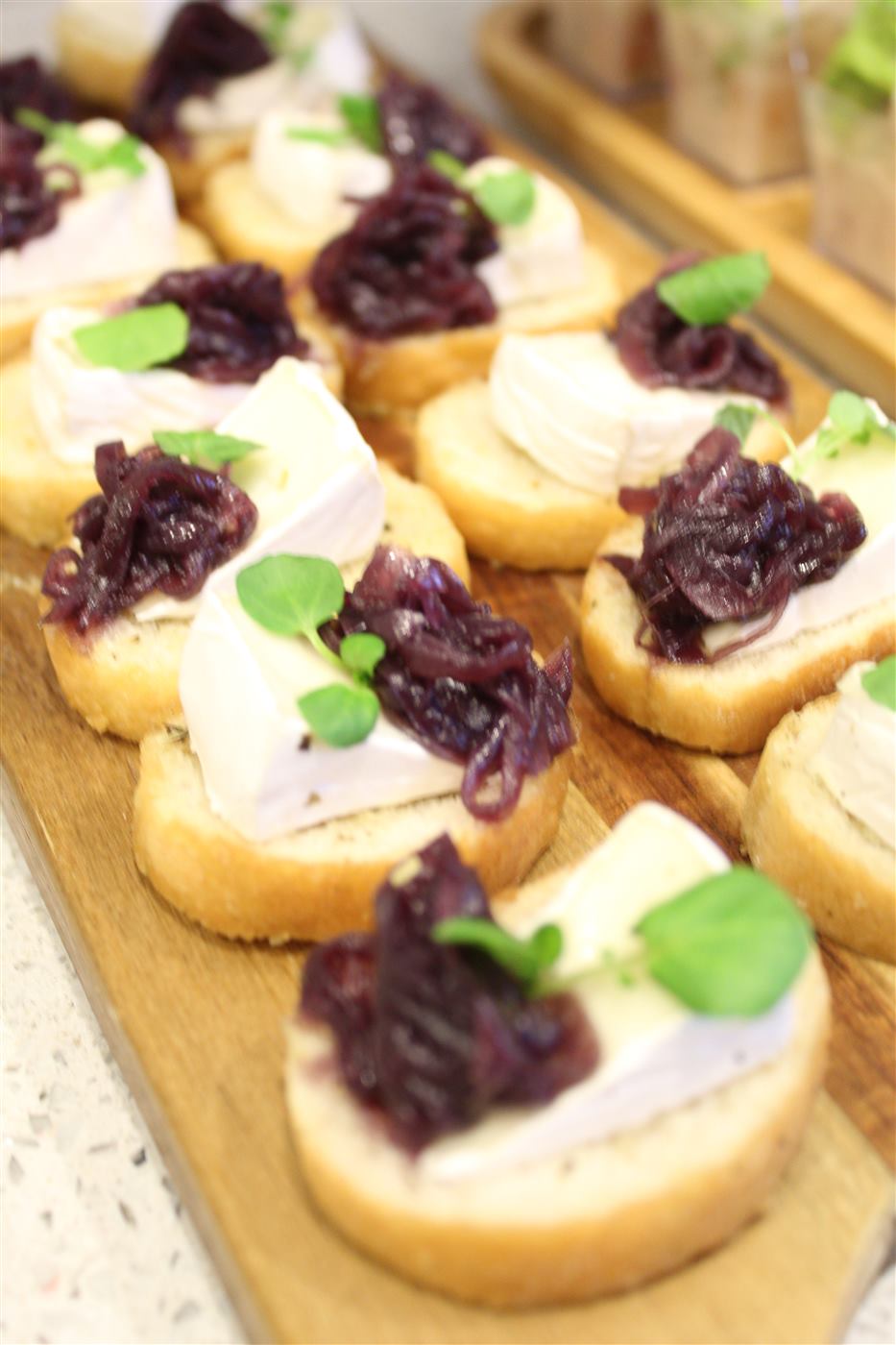 Bruschettas con cebolla caramelizada