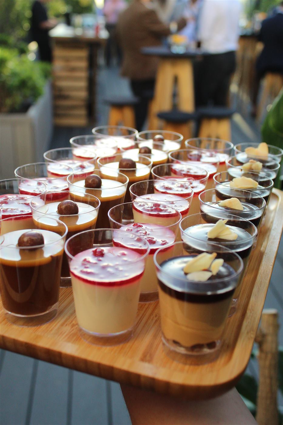 Bandeja de postres en vasitos